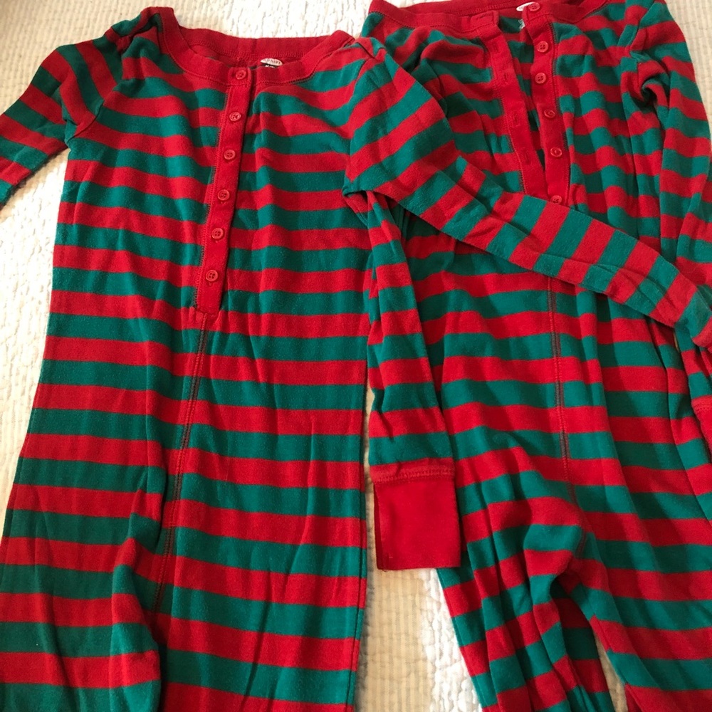 2 matching pajamas (boy or girl)